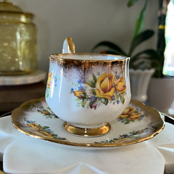 Vintage Elizabethan Gold + Yellow Floral England Fine Bone China Teacup + Saucer - Picture 6 of 13